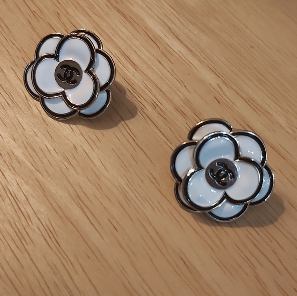 CHANEL CAMELLIA LAPEL STAMPED. - Picture 2 of 5